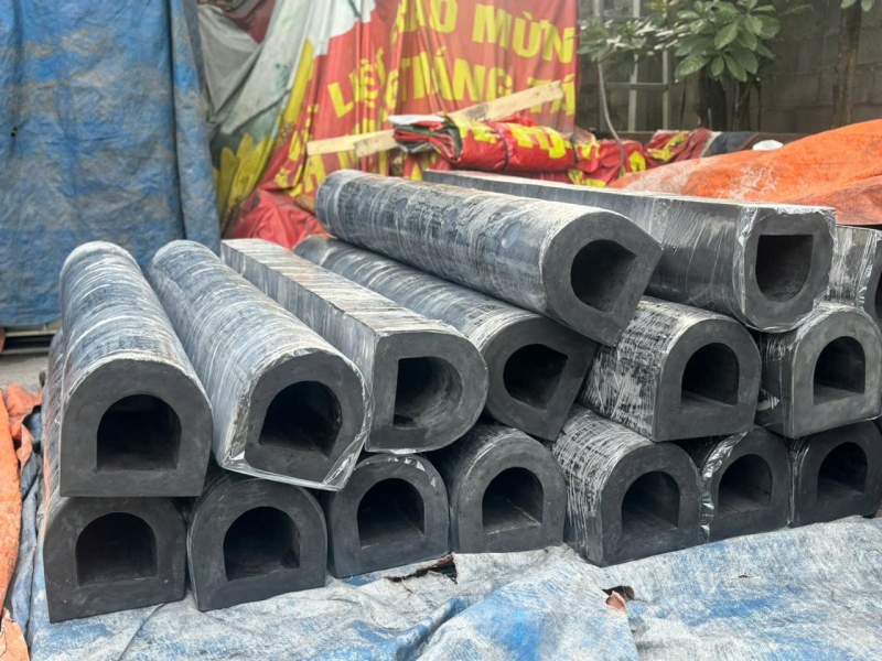 Đệm D300x300 dài 4 mét dùng chống va đập thành cảng tàu neo